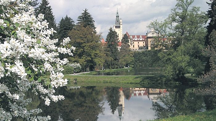 Jarní park se zámkem i rozkvétajícími rododendrony naleznete v Průhonicích. 