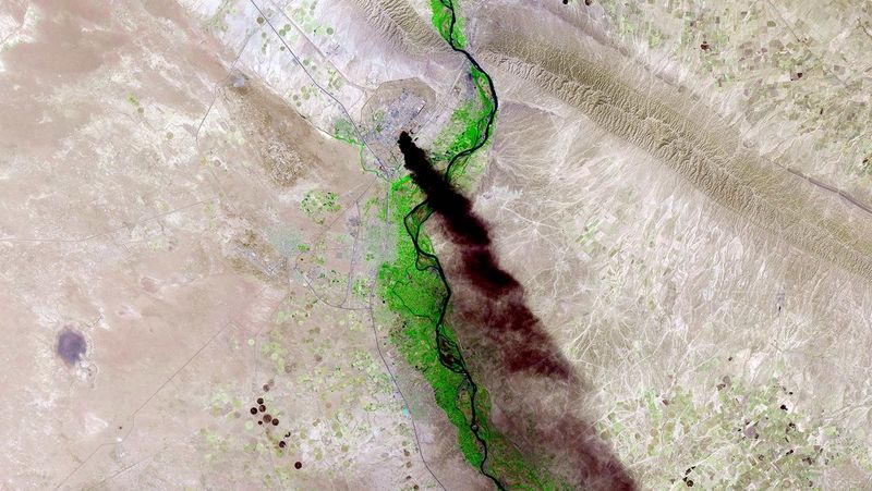 Satelitní záběr hořící rafinérie v Bajdží. Tam získal IS značné zásoby ropy.