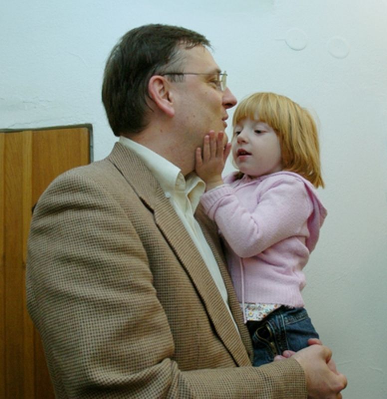 Petr Nečas s nejmladší dcerou Marií na snímku z roku 2006
