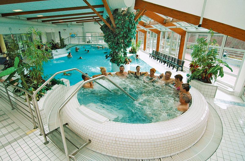 Aquacentrum potěší nejen lázeňské pacienty, ale i veřejnost pěkným bazénem a prostornou vířivkou.