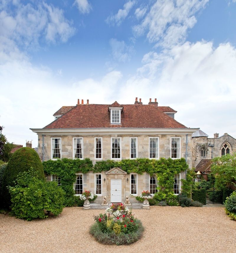 Zámeček v Salisbury byl v průběhu své existence přestavěn na rodinné sídlo zvané Malmesbury House. To podle jednoho z majitelů, Jamese Harrise IV., jenž byl za své diplomatické služby Británii jmenován  prvním earlem z Malmesbury.