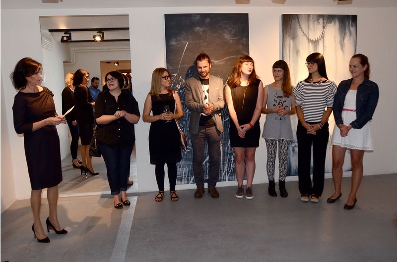 Výstava v INDUSTRIAL Gallery v Ostravě 9.9.2014: Galeristka (zcela vlevo) Šárka Hrdá představuje mladé umělce.