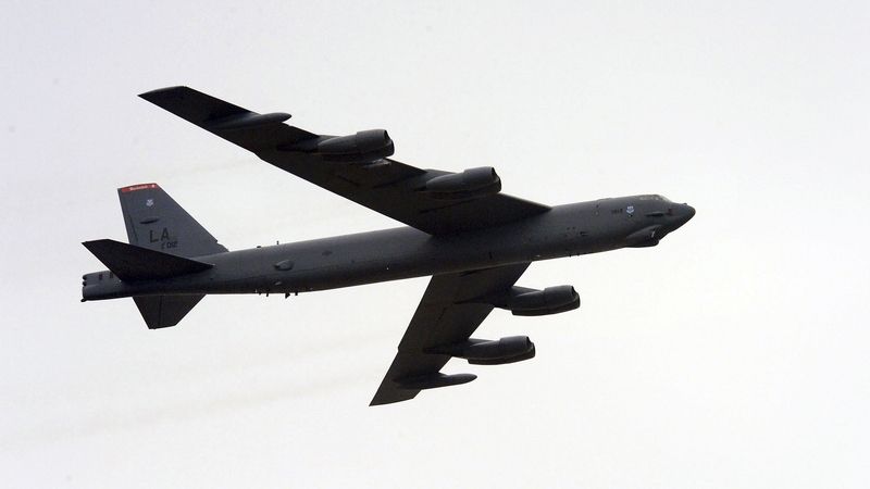Bombardér B-52 přelétává 19. března nad Jižní Koreou.