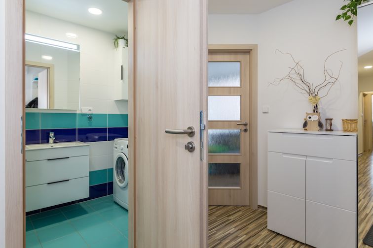 Výběr obkladů a dlažby do koupelny byl zcela na majitelích bytu, zalíbila se jim pestrobarevná série Fineza Happy.