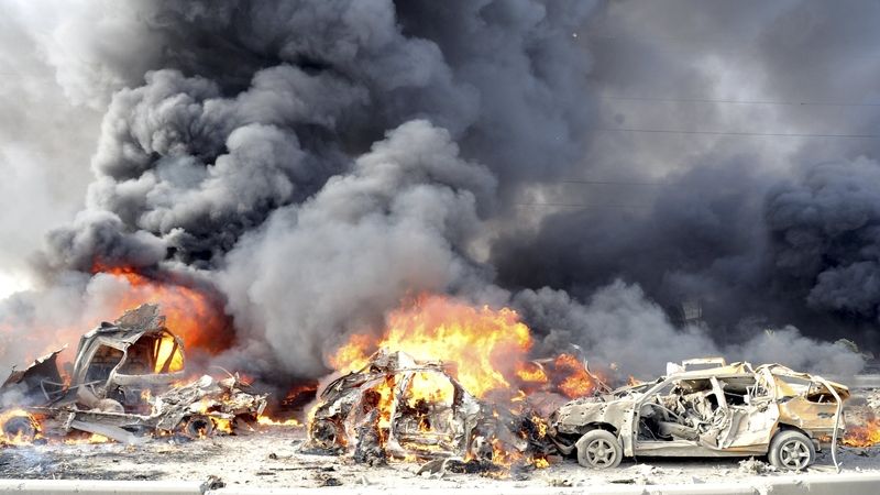 Hořící auta po atentátu v Damašku