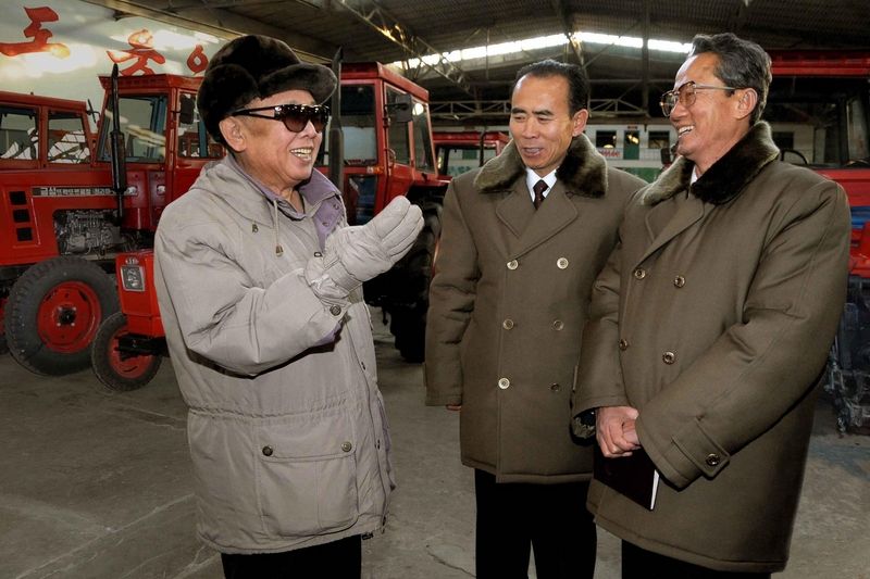 Kim Čong-il při návštěvě traktorového závoru