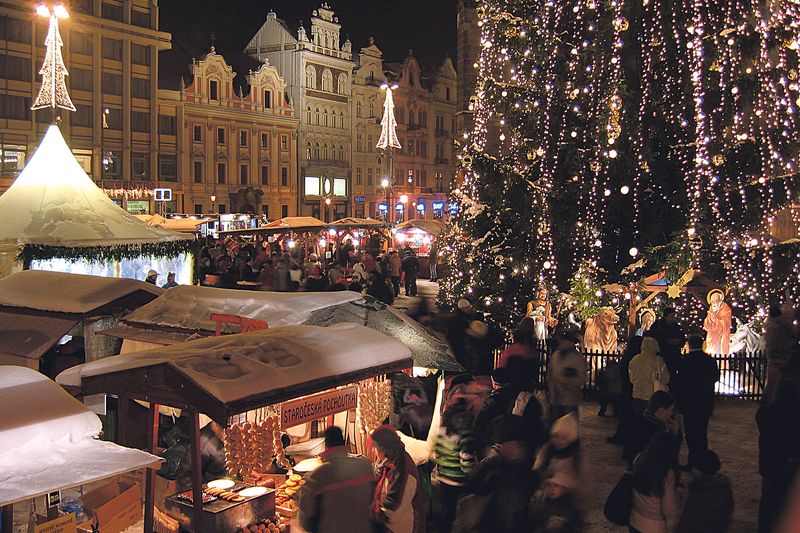 Střediskem adventního dění je centrální náměstí Republiky, kde svítí 15metrový krásně nazdobený vánoční smrk