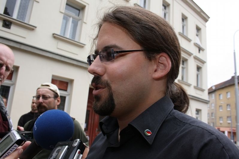 Člen zemské rady Národní strany při protestu před muslimskou modlitebnou v Brně