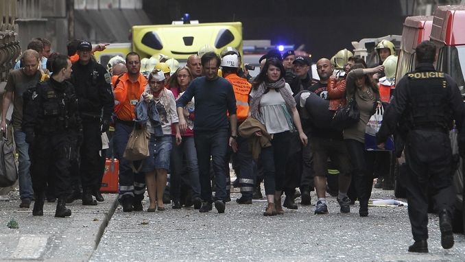 Zranění při výbuchu v doprovodu záchranářů