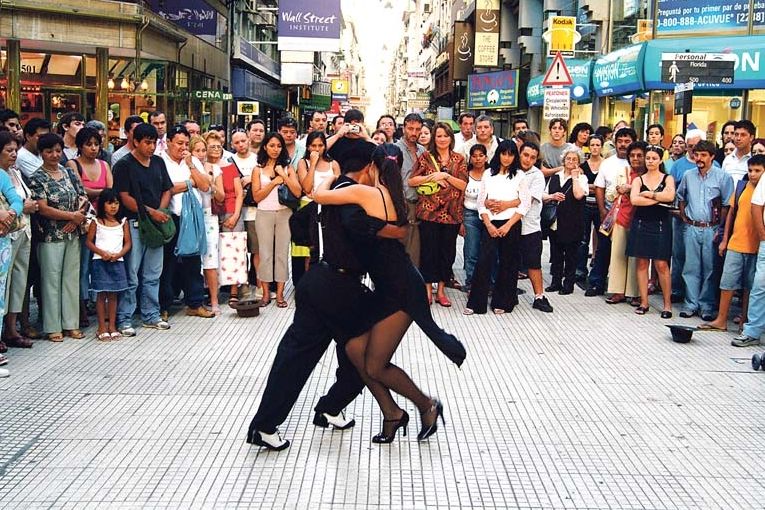 Tango má údajně kořeny v nevěstincích a přistěhovaleckých čtvrtích 19. století. 