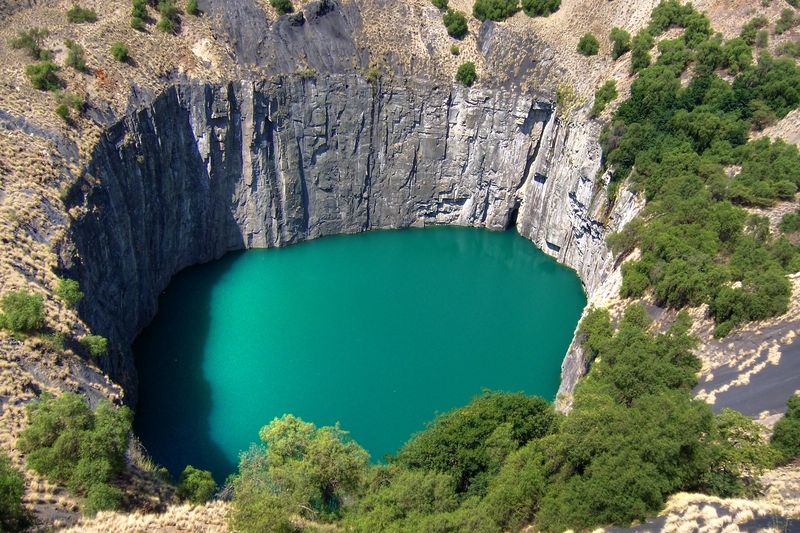 Důl Big hole, Velká díra, je jedním z nejpůvabnějších zákoutí jihoafrického Kimberley. Rozkládá se na ploše 17 hektarů a je asi 460 metrů široká.