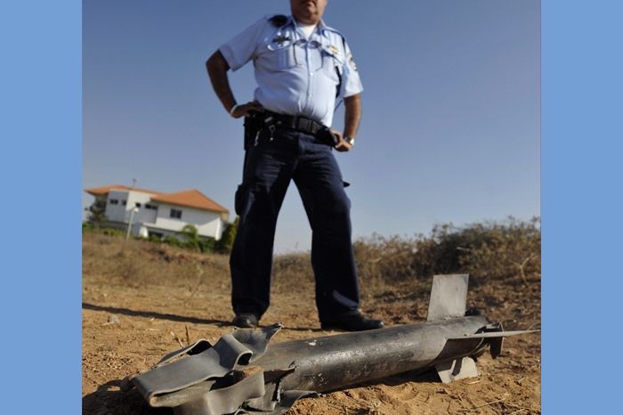 Izraelský policista u zbytků palestinské rakety vypálené na město Sderot. 