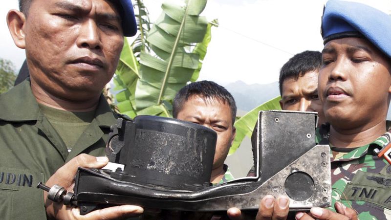 Indonéští vojáci s černou škříňkou z kabiny letadla