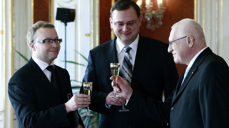 Prezident Václav Klaus s premiérem Petrem Nečasem a novým ministrem životního prostředí Tomášem Chalupou při slavnostním přípitku