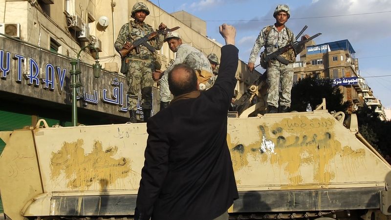 Protestující před obrněným vozidlem s vojáky na káhirském náměstí Tahrír