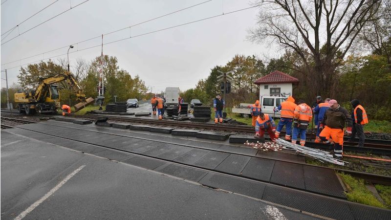 Přejezd v Ostravské ulici už museli železničáři provizorně opravovat vloni.