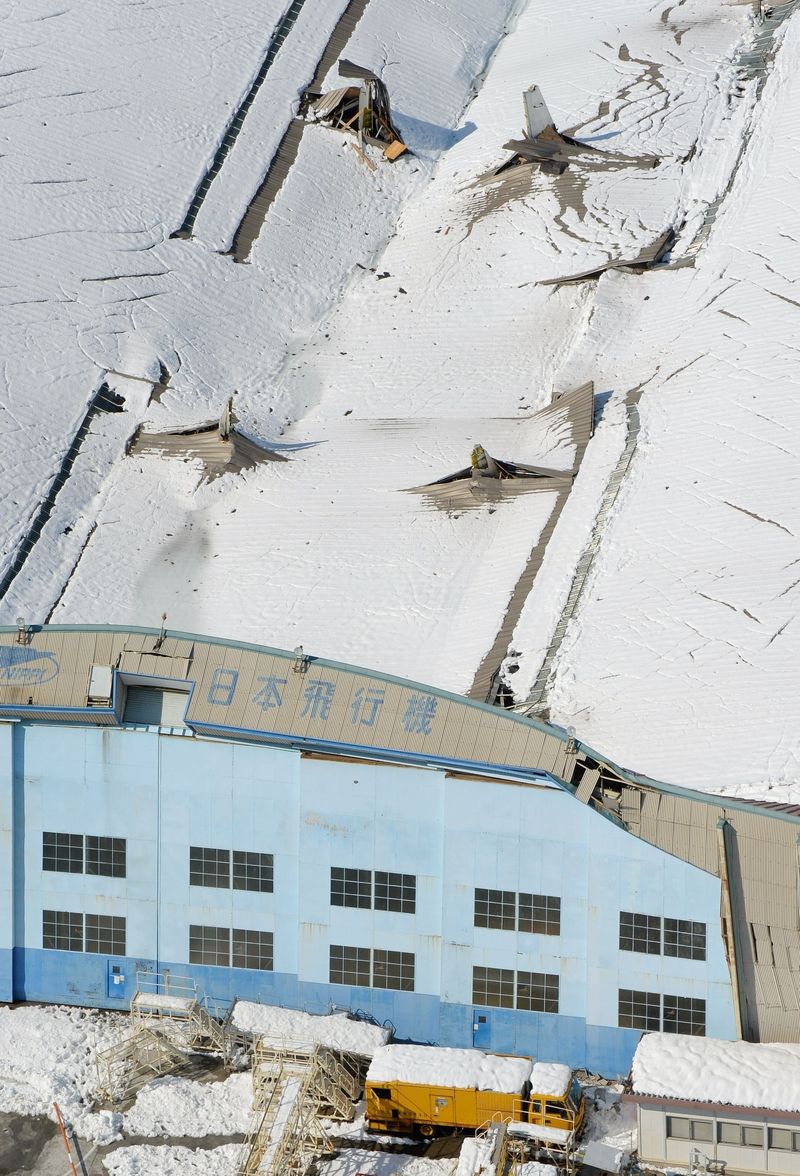 Propdalá střecha hangáru pro opravu letadel Jamamu