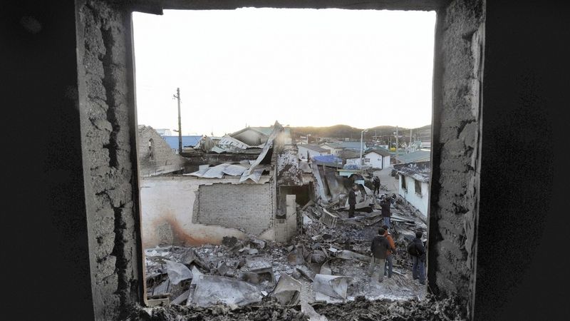 Palbou zničené domy na ostrově Jonpchjong