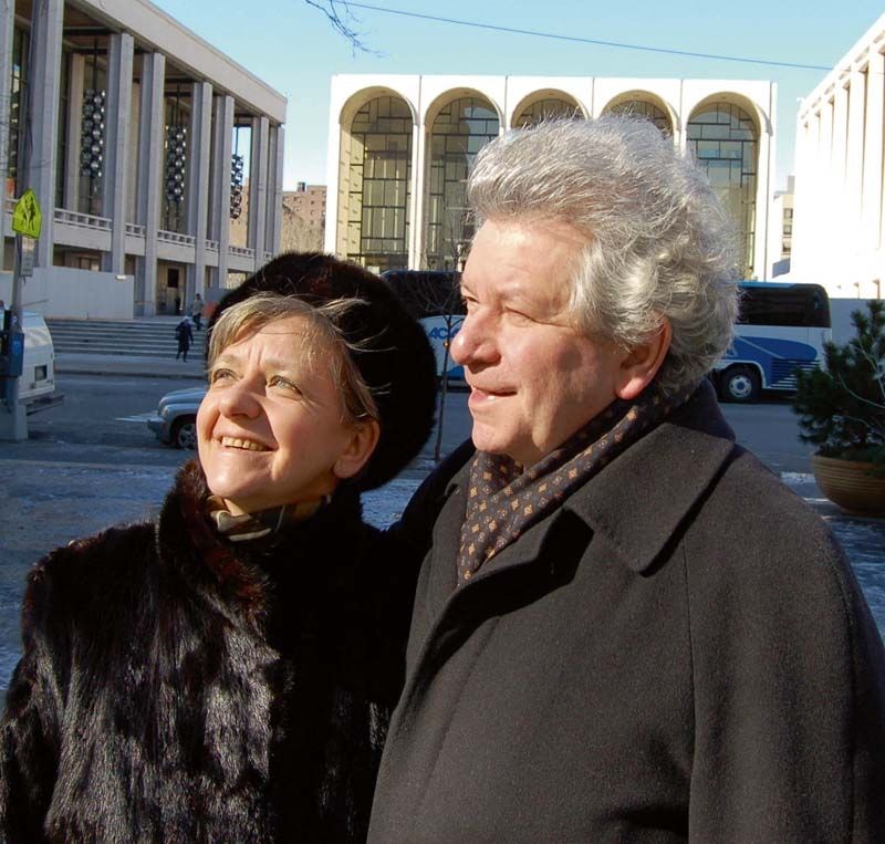 S manželkou Annou před newyorskou Metropolitní operou, kde v roce 2009 dirigoval Čajkovského Evžena Oněgina.