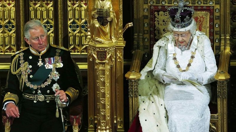 Britská královna Alžběta II. čte v parlamentu vládní program. Vedle ní princ Charles