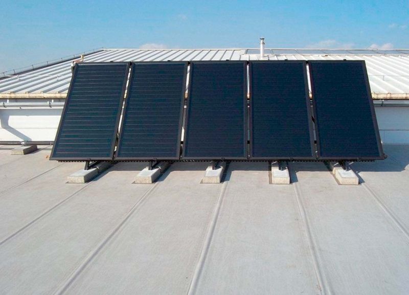 Instalace plochých kolektorů Thermosolar TS-300 pro ohřev vody solárního zásobníku objemu 500 l.