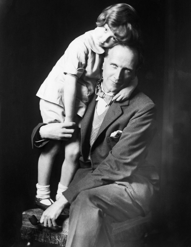 Spisovatel A. A. Milne, slavný autor příběhů Medvídka Púa se svým synem Christopherem Robinem.