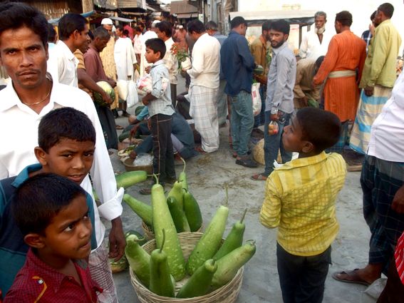 Tržiště v Bhole je jedno z nejrušnějších míst ve městě