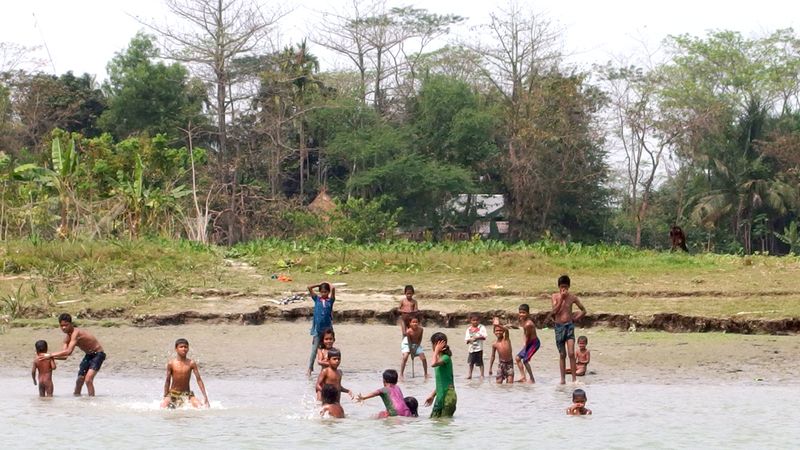 Děti na ostrově mají díky řece o zábavu postaráno