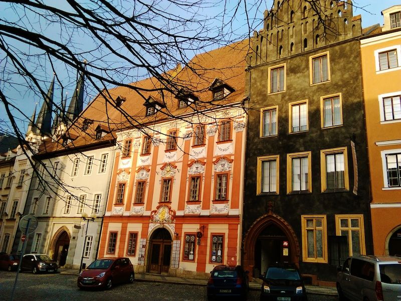 Barokní měšťanské domy dodávají celému náměstí neopakovatelnou atmosféru, kterou ještě umocňuje zdařilá rekonstrukce 
