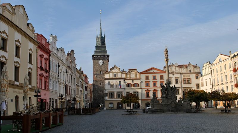 náměstí s cennými historickými domy a gotickou Zelenou bránou