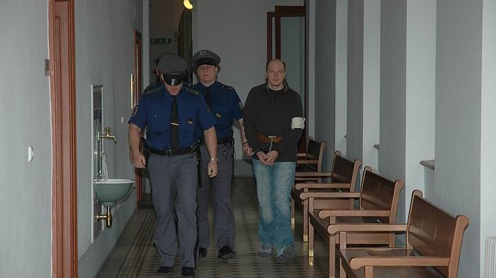 Milan Novotný při příchodu do soudní síně.