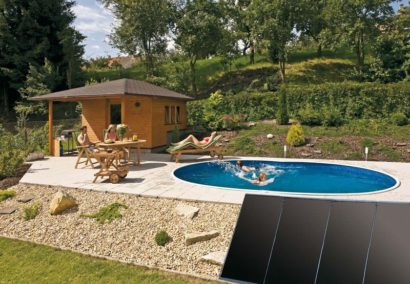 Sluneční kolektory sníží náklady na vytápění ohřev vody doma i ve venkovním bazénu.