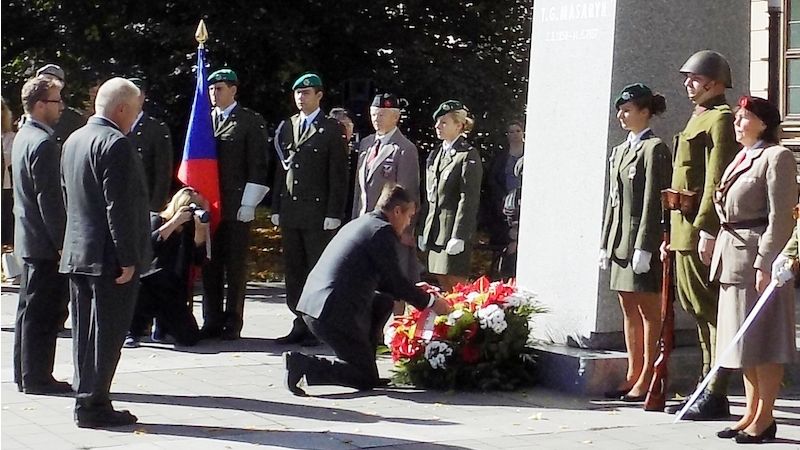 Primátor města Brna Petr Vokřál klade květiny k pomníku TGM
