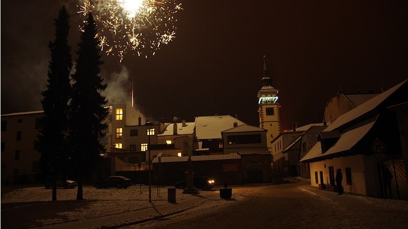 Silvestrovsko-novoroční ohňostroj rozzáří v Dobrušce nebe o šest hodin dřív.