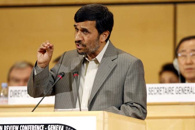 Íránský prezident Mahmúd Ahmadínežád během svého projevu o rasistické vládě Izraele. Během něj část delegátů odešla.