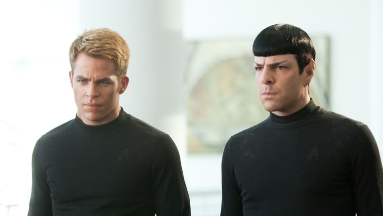 Vlevo kapitán James T. Kirk (Chris Pine), vpravo Spock (Zachary Quinto)