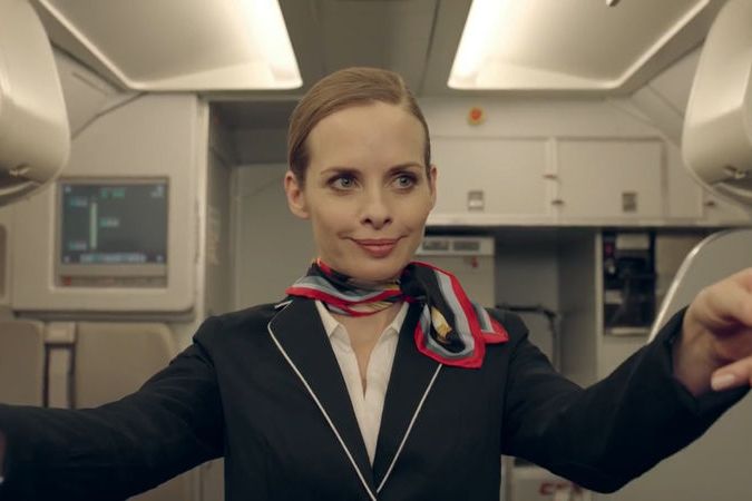 Všichni tady zemřete, myslí si letuška o cestujících v kontroverzní české reklamě