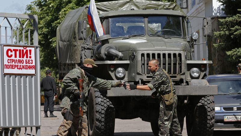 Proruští separatisté v Doněcku na obsazených kasárnách národní gardy. 