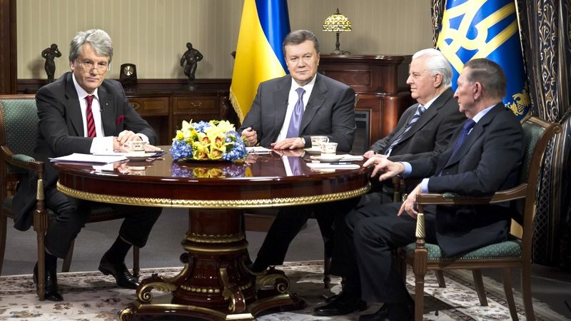 Ukrajinský prezident Viktor Janukovyč, vlevo jeho předchůdce Viktor Juščenko. Na pravé straně Leonid Kučma a Leonid Kravčuk.