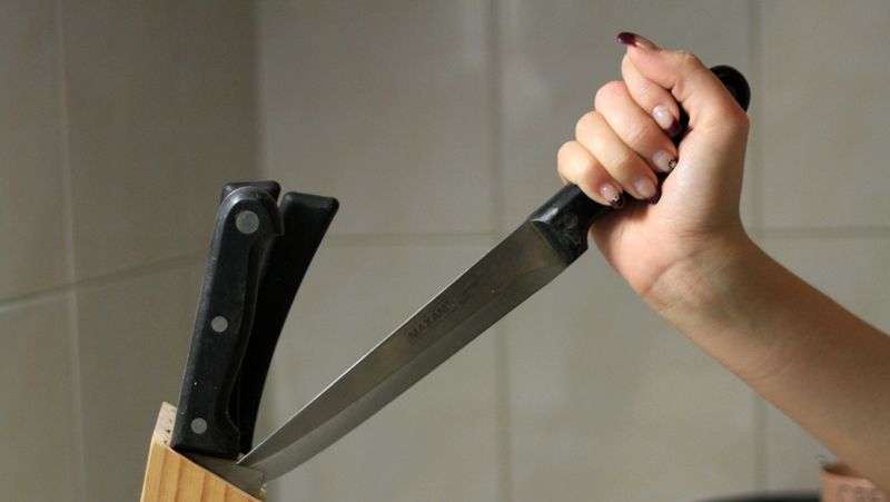 Partner ženě vrazil pár facek, ona reagovala nožem. Soud jí snížil trest