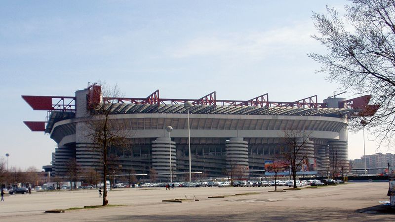 Má kapacitu 85 700 míst a dominují mu čtyři mohutné sloupy v každém rohu, na nichž je střecha nad tribunami. Stadiónu, jenž je útočištěm AC Milán a Interu, se říká San Siro podle čtvrti, ve které leží.