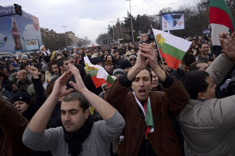 Bulhaři demonstrují v Sofii proti cenám elektřiny. 