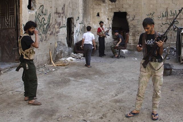 Bojovníci Syrské svobodné armády ve městě Dajr az-Zaur