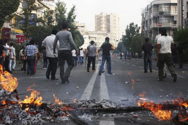 Ulicemi Teheránu pochodují demonstranti.