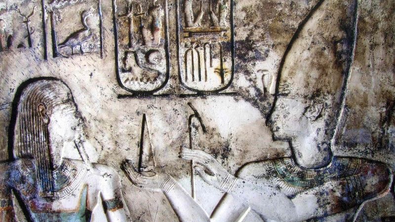 Reliéf v jednom z nově objevených chrámů v sinajské al-Kantaře.