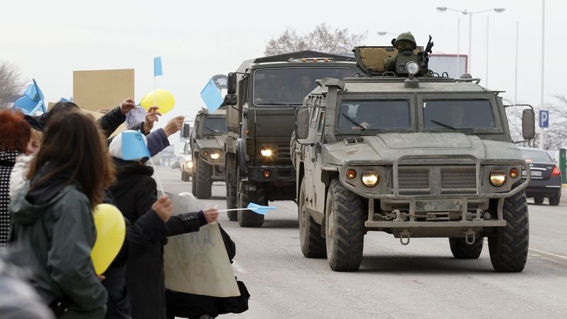 Kolona neozbrojených vojenských vozidel bez registračních značek loni v březnu v Simferopolu
