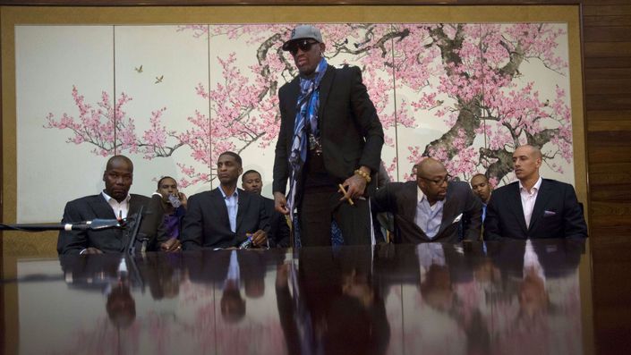 Dennis Rodman s dalšími bývalými hvězdami NBA v Pchjongjangu