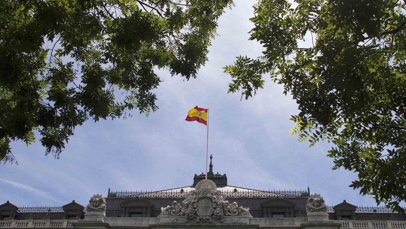 Španělská vlajka nad madridskou centrální bankou 