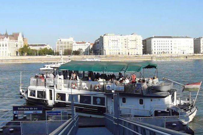 BEZ KOMENTÁŘE: K hromadným dopravním prostředkům patří v Budapešti i lodě