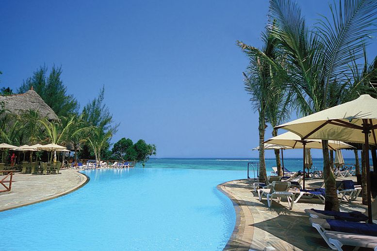 Poznáte, kde končí bazén a začíná moře? Hotely v Keni disponují často i několika bazény.